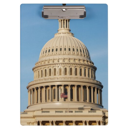 薄暗がりで撃たれる国会議事堂の建物 クリップボード (正面)