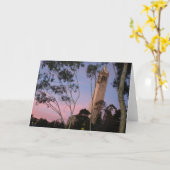 薄暗がりで照らされる鐘楼の日没 カード (黄色い花)