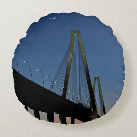 薄暗がりのアーサーRavenel Jr.橋 ラウンドクッション (正面)