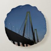 薄暗がりのアーサーRavenel Jr.橋 ラウンドクッション (裏面)