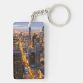 薄暗がりのシカゴの都心のスカイライン キーホルダー (裏面)
