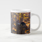 薄暗がりのシカゴの都心のスカイライン ジャンボコーヒーマグカップ (右)