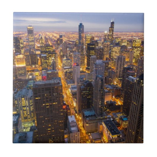 薄暗がりのシカゴの都心のスカイライン タイル (正面)