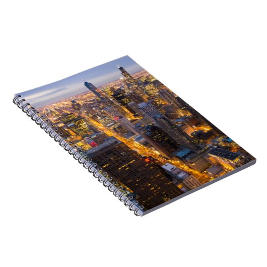 薄暗がりのシカゴの都心のスカイライン ノートブック (右側)
