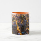 薄暗がりのシカゴの都心のスカイライン マグカップ (中央)