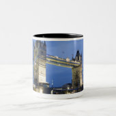 薄暗がりのタワー橋 ツートーンマグカップ (中央)