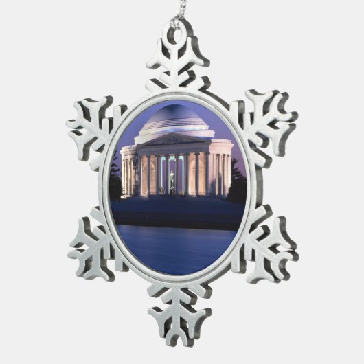 薄暗がりのトーマス・ジェファーソンの記念物 スノーフレークピューターオーナメント (右)