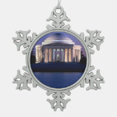 薄暗がりのトーマス・ジェファーソンの記念物 スノーフレークピューターオーナメント (正面)