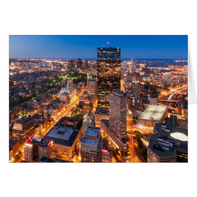 薄暗がりのボストンのスカイライン (正面横)