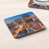 薄暗がりのボストンのスカイライン コースター (左側)