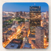 薄暗がりのボストンのスカイライン コースター (正面)