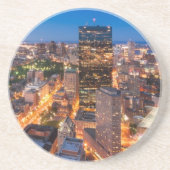 薄暗がりのボストンのスカイライン コースター (正面)