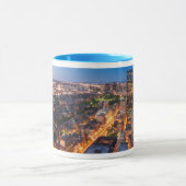 薄暗がりのボストンのスカイライン マグカップ (中央)