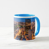 薄暗がりのボストンのスカイライン マグカップ (正面右)