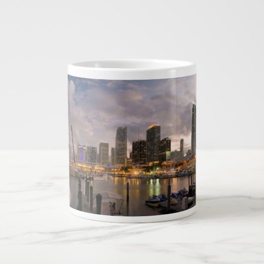 薄暗がりのマイアミの財政のスカイライン ジャンボコーヒーマグカップ (正面)