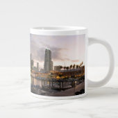 薄暗がりのマイアミの財政のスカイライン ジャンボコーヒーマグカップ (右)
