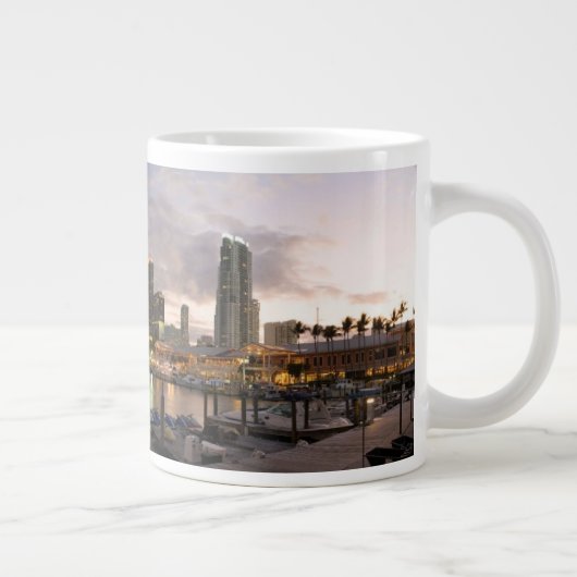 薄暗がりのマイアミの財政のスカイライン ジャンボコーヒーマグカップ (右)