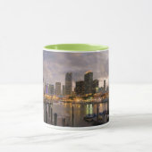 薄暗がりのマイアミの財政のスカイライン マグカップ (中央)