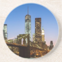 薄暗がりのマンハッタンおよびブルックリン橋
