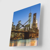 薄暗がりのマンハッタンおよびブルックリン橋 スクエア壁時計 (傾斜)