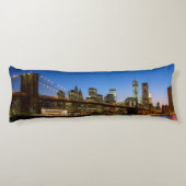 薄暗がりのマンハッタンおよびブルックリン橋 ボディピロー (裏面)