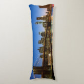 薄暗がりのマンハッタンおよびブルックリン橋 ボディピロー (正面縦)