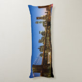 薄暗がりのマンハッタンおよびブルックリン橋 ボディピロー (裏面 (縦))