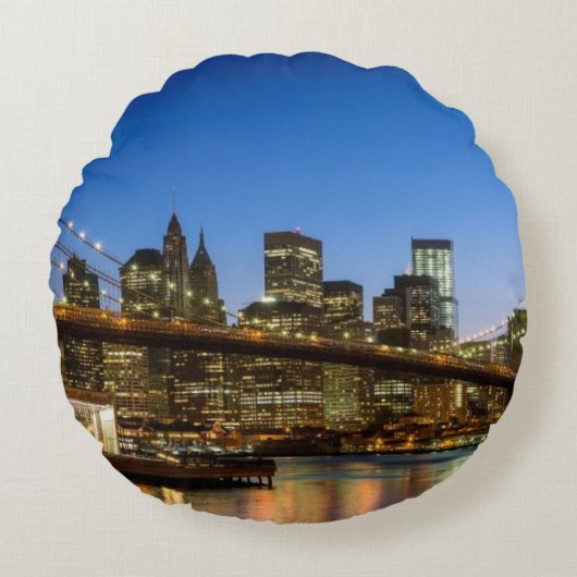 薄暗がりのマンハッタンおよびブルックリン橋 ラウンドクッション (正面)