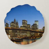 薄暗がりのマンハッタンおよびブルックリン橋 ラウンドクッション (裏面)