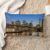 薄暗がりのマンハッタンおよびブルックリン橋 ランバークッション (ブランケット)