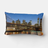 薄暗がりのマンハッタンおよびブルックリン橋 ランバークッション (裏面)