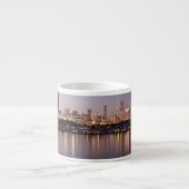 薄暗がりの米国、イリノイ、シカゴのスカイライン エスプレッソカップ (正面)