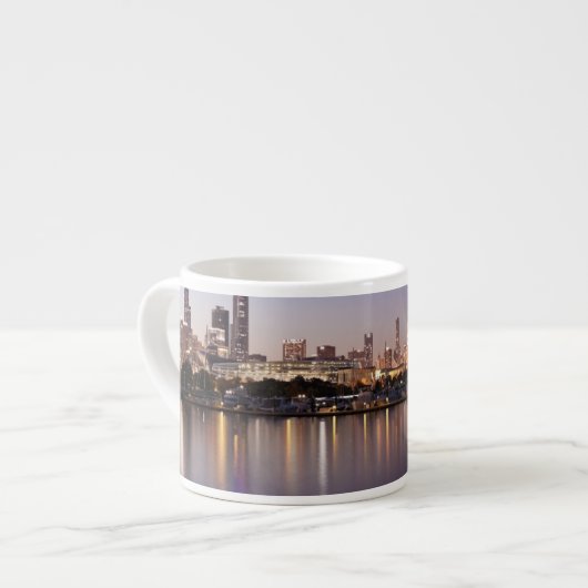 薄暗がりの米国、イリノイ、シカゴのスカイライン エスプレッソカップ (正面左)