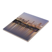 薄暗がりの米国、イリノイ、シカゴのスカイライン タイル (側面)