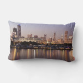 薄暗がりの米国、イリノイ、シカゴのスカイライン ランバークッション (裏面)