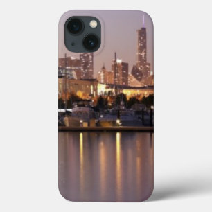 薄暗がりの米国、イリノイ、シカゴのスカイライン iPhone 13ケース