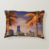 薄暗がりの米国、フロリダ、マイアミのスカイライン アクセントクッション (裏面)