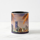 薄暗がりの米国、フロリダ、マイアミのスカイライン マグカップ (中央)