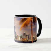 薄暗がりの米国、フロリダ、マイアミのスカイライン マグカップ (正面右)