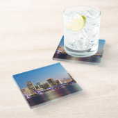 薄暗がりの都心のマイアミの照らされたスカイライン ガラスコースター (アングル)