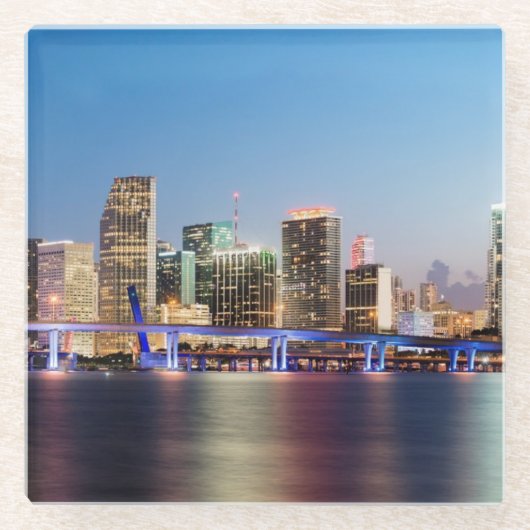 薄暗がりの都心のマイアミの照らされたスカイライン ガラスコースター (正面)