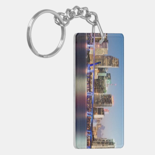 薄暗がりの都心のマイアミの照らされたスカイライン キーホルダー (正面左)