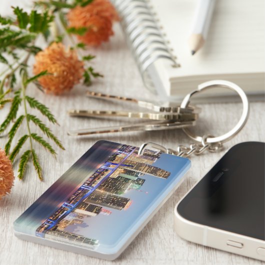 薄暗がりの都心のマイアミの照らされたスカイライン キーホルダー (正面右)