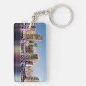 薄暗がりの都心のマイアミの照らされたスカイライン キーホルダー (裏面)