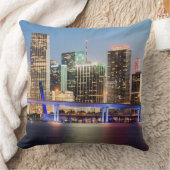 薄暗がりの都心のマイアミの照らされたスカイライン クッション (ブランケット)