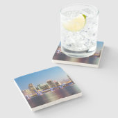 薄暗がりの都心のマイアミの照らされたスカイライン ストーンコースター (横)