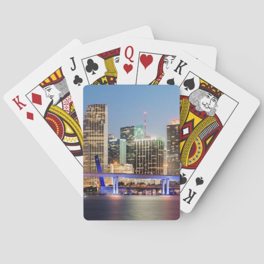 薄暗がりの都心のマイアミの照らされたスカイライン トランプ (裏面)