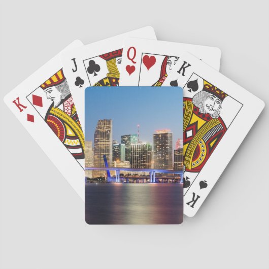 薄暗がりの都心のマイアミの照らされたスカイライン トランプ (裏面)