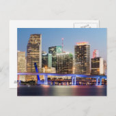 薄暗がりの都心のマイアミの照らされたスカイライン ポストカード (正面/裏面)