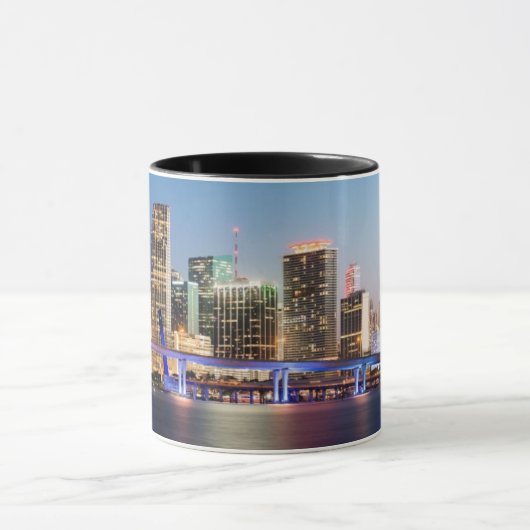 薄暗がりの都心のマイアミの照らされたスカイライン マグカップ (中央)